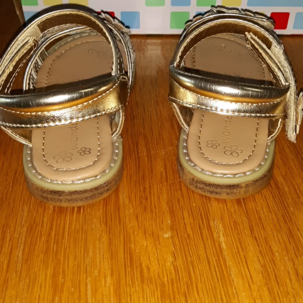 🌞 Wonder Kids Gold Sandals Size 7 - Picture 6 of 7